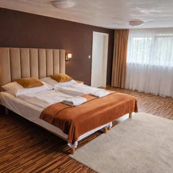 Apartmán Tajov pre 5-6 osôb, privatne parkovanie a terasa, hotel i Tajov
