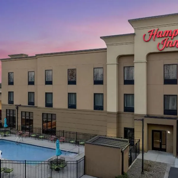 Hampton Inn Crossville、クロスビルのホテル