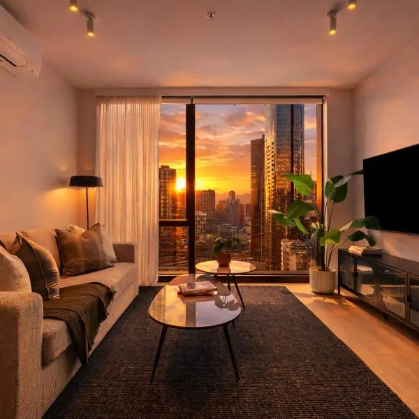 Luxe Skyline Suite Views Heated pool Gym Sauna Steam beside Crown Casino, hotel din Melbourne