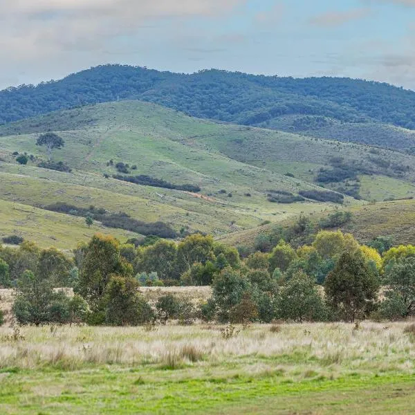 Zamenhof River Cabin - Secluded Pet & Horse-Friendly Farm Stay near Yass: Yass şehrinde bir otel