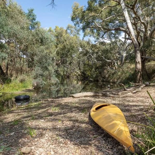 Zamenhof River Cabin - Secluded Pet & Horse-Friendly Farm Stay near Yass, hotel i Murrumbateman