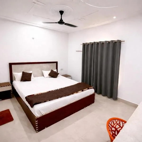 Shiva Stay Inn - Near Banke Bihari Temple & Prem Mandir, хотел в Вриндаван