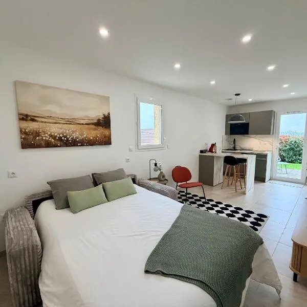 Cosy studio with garden, hotel din Chevry