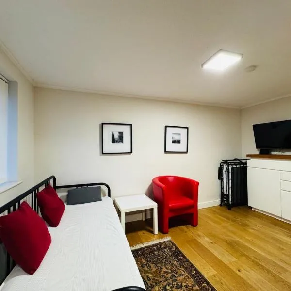 Morden flat close to DLR station with free parking and brand new bed and quality mattress adjacent to metro station also close to O2 and Excel via Cable Car, hotel in London