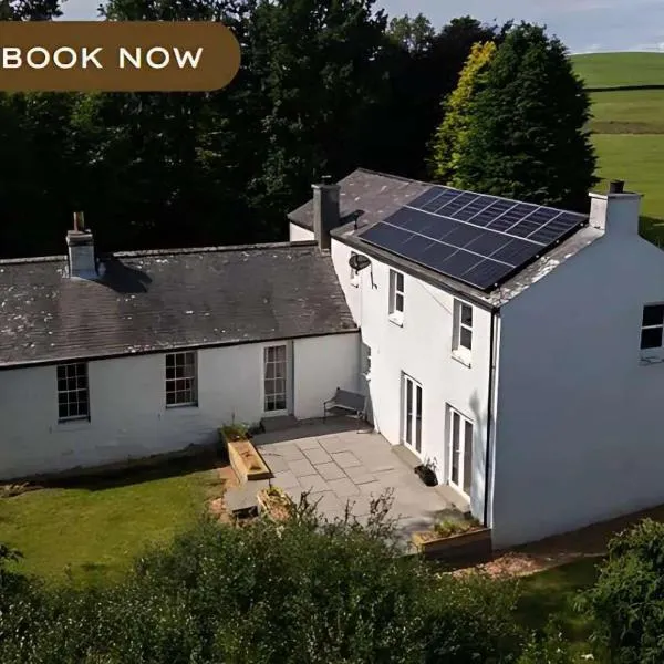 Large country house with garden, outdoor spa area & games room with Hot Tub and Fire Pit, hotel em Wigtown
