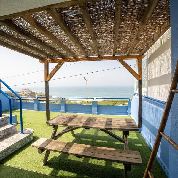 Saltline Surf House Ericeira – hotel w mieście Ericeira