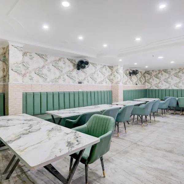 Townhouse by OYO Mohali Bus Terminal Formerly Hotel HM Crystal, hotel sa Mohali