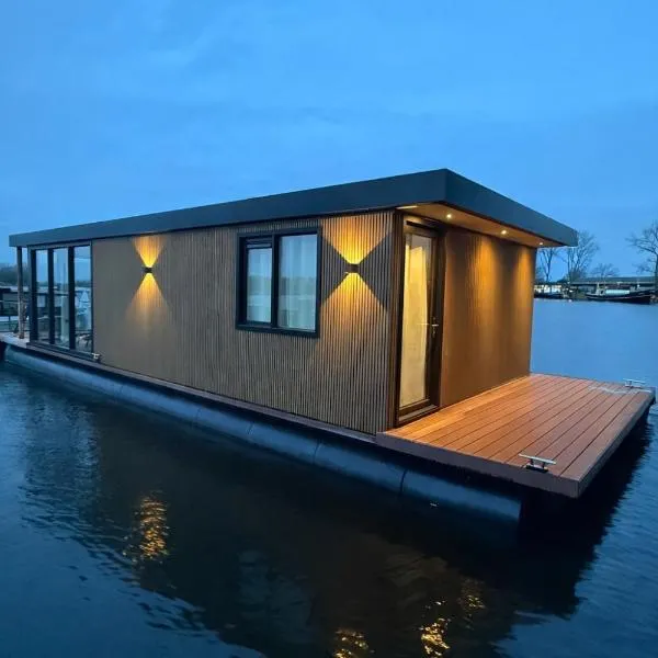 Enjoy life on the water! Locatie Spaarndam!, hotel i Loosdrecht