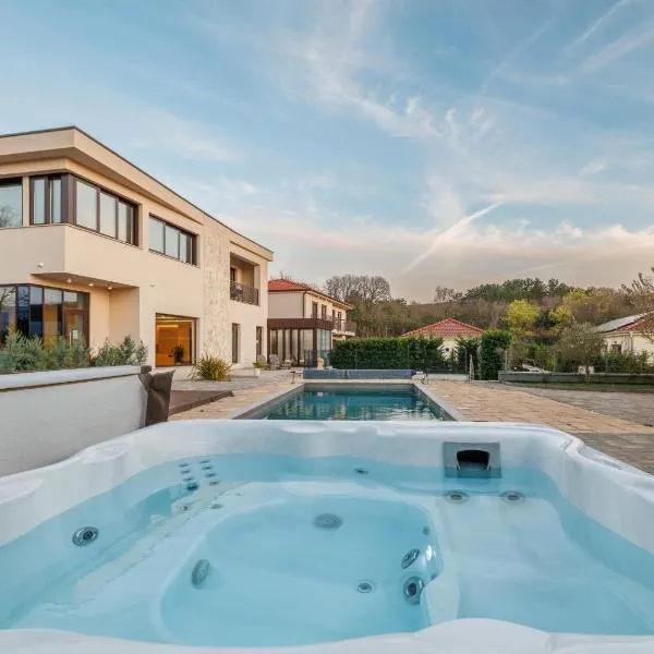 VSG Resort - 200m from Beach, Pool, Sauna & Jacuzzi, hotel di Klimno