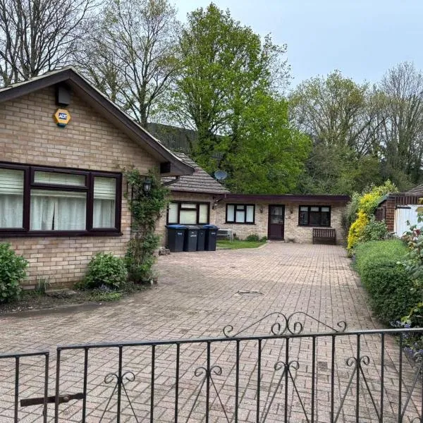 Two Bungalows Choose one - 4BR and 2BR Lovely Home Fully Furnished at Egham LP, viešbutis mieste Egamas
