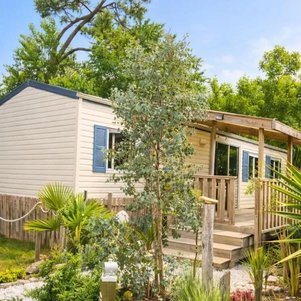 La Pinède Ensoleillée au Camping La Dune Blanche, Hotel in Camiers