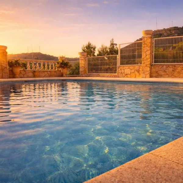 Sunny Private Pool Retreat with Terrace Calafell, hotel di Calafell