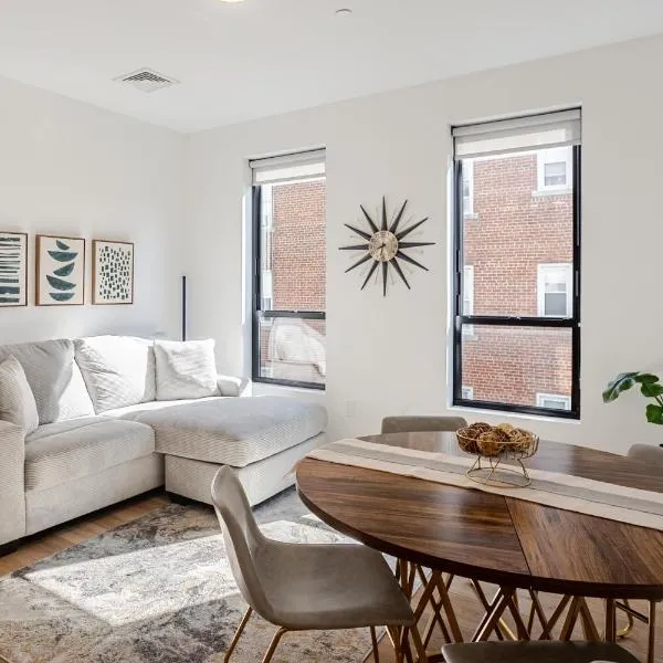 Modern & Spacious 2BR Apartment with Gym & Parking, hótel í New Haven