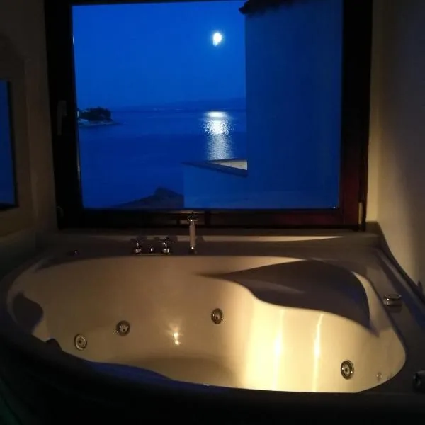 Beach house BellaVista with hot pool, hotel a Trogir