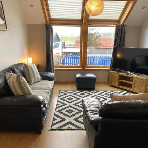 Semi-detached bungalow with off street parking, Hotel in Scalloway