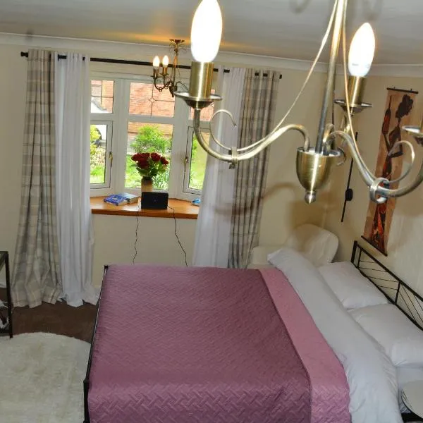 A Room in 4 Bedrooms Home at 34 Forge โรงแรมในTettenhall