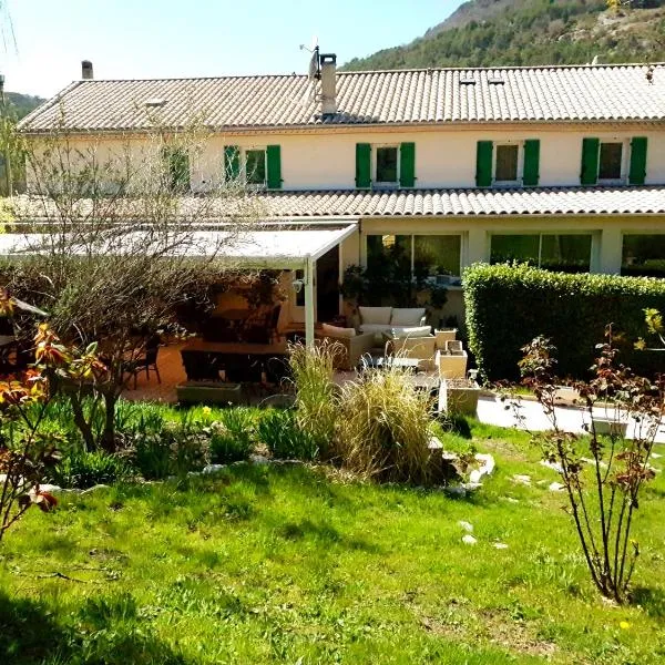 Hôtel Restaurant Le Lachens, hotel v mestu La Bastide