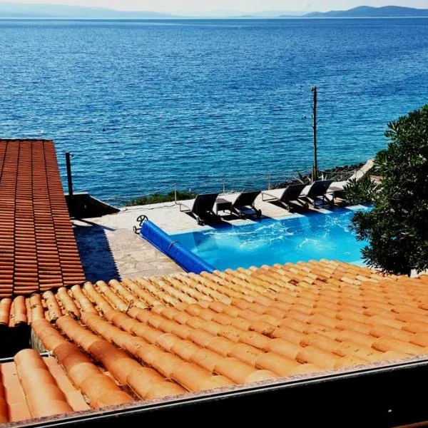 Beach house BellaVista with hot pool: Trogir şehrinde bir otel