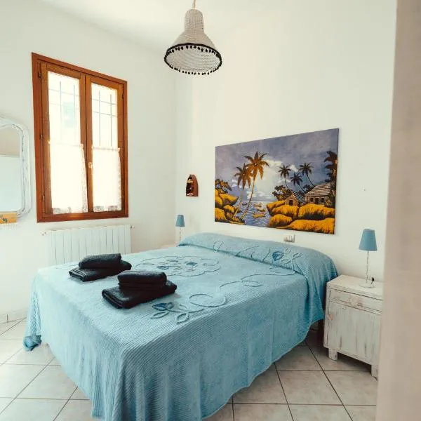 Seaside Beach House with Private Parking, отель в Пунта-Марина
