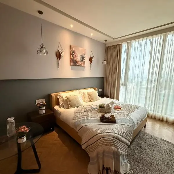 Luxury 1 BHK - AIPL Joy Square - Golf Course Extension, hotel di Gurgaon