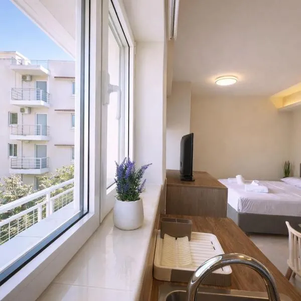 Sunny Minimal Studio Near Metro by ΜΡS, hotel sa Athens