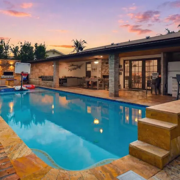 Sunny Paradise w Saltwater Pool Hot Tub Grill Sunrise, hotel a Sunrise