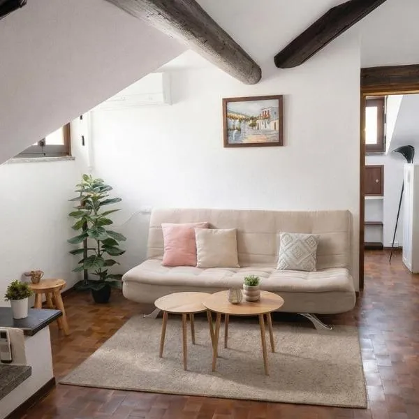 Mansarda in centro Menaggio con spiaggia privata e possibilità garage, hôtel à Menaggio