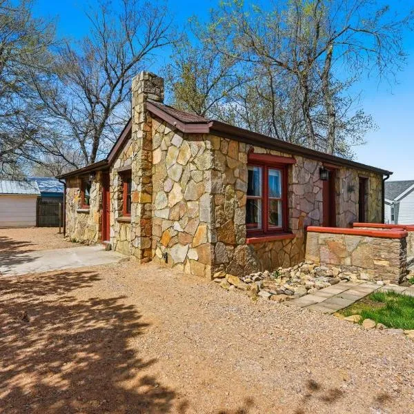 100-Year-Old Historic Homestead in Sturgis، فندق في ستورجيس