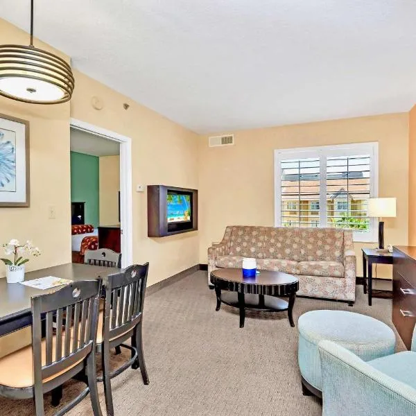Condo near Universal Studios with Pool & Hot Tub, hotel u Orlandu