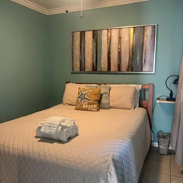 Ocean Views - Heated Pool - Hot Tub - Corner Unit - steps to beach - SS 29, khách sạn ở Galveston