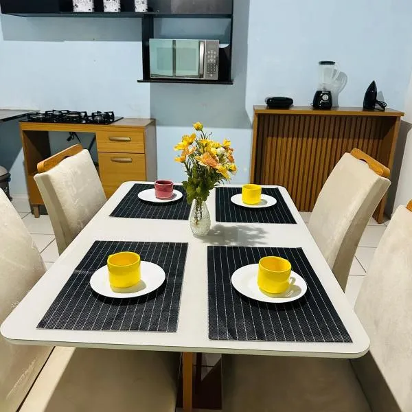 Casa com 2 SUÍTES, Cozinha equipada, Garagem, Wi-Fi, Próxima a Rodoviária, check-in automático das 21h as 08h, hotel in Teresina