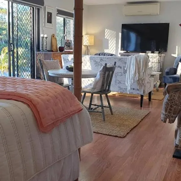 Stylish Studio in Reedy Creek, hotel a Gold Coast