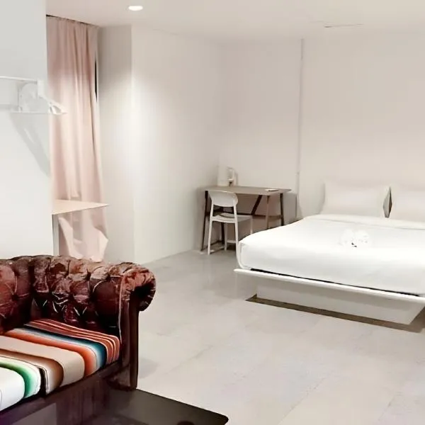 Mitr Inn Sukhumvit 2 - BTS นานา มิตร สุขุมวิท 2 โรงแรมในBang Kapi