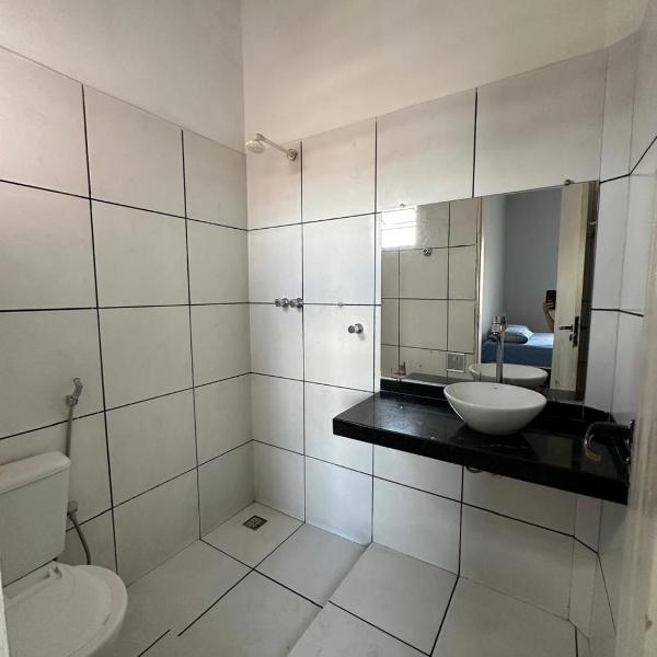 Casa com 2 SUÍTES, Cozinha equipada, Garagem, Wi-Fi, Próxima a Rodoviária, check-in automático das 21h as 08h - Foto 3