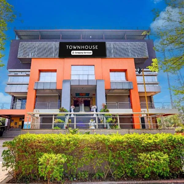 Townhouse Nagthane Satara Formerly Matoshree Palace، فندق في ساتارا