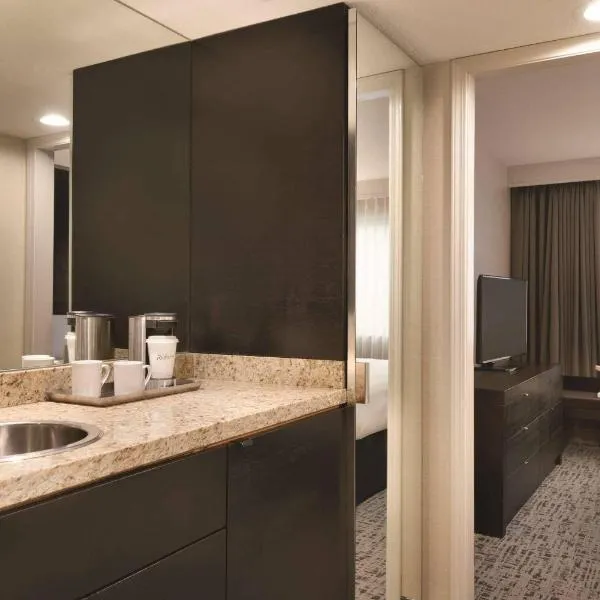 Radisson Hotel Vancouver Airport - photo 3
