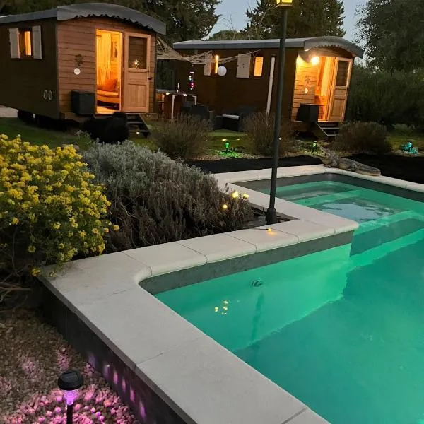 Roulotes de charme avec piscine chauffée et bain nordique à Uzès, מלון באוזס