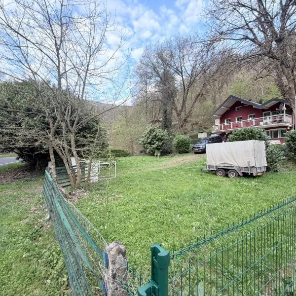 ForestNest Ruhiges Chalet für 8 Personen im Wald mit Kamin، فندق في بورشيد