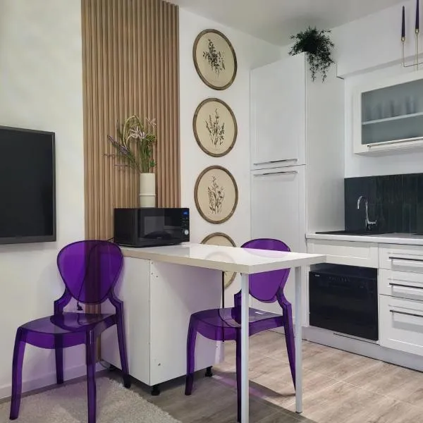Lavender Sky Apartments – hotel w Barze