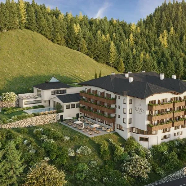 Ganis Resort, отель в городе Нова-Поненте