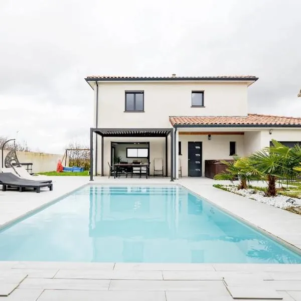 magnifique villa avec piscine et spa, hotel i Merville