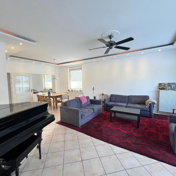 Große Terrassenwohnung mit Seeblick, ξενοδοχείο σε Stechlin