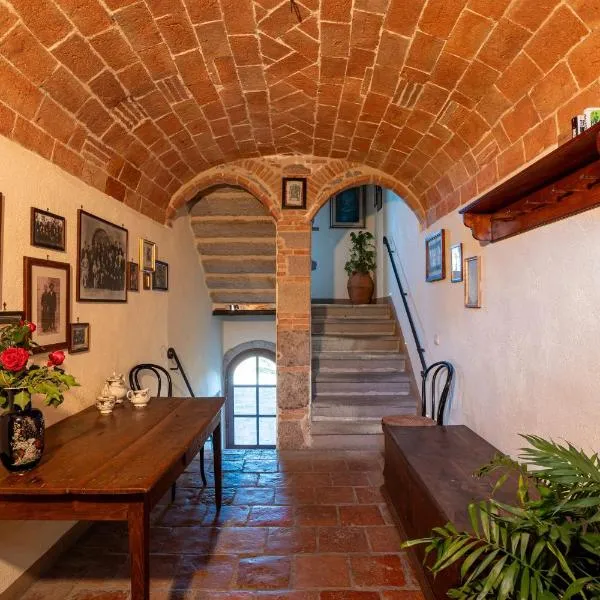 Historic Farmhouse Casa Del Chiodo، فندق في Torniella