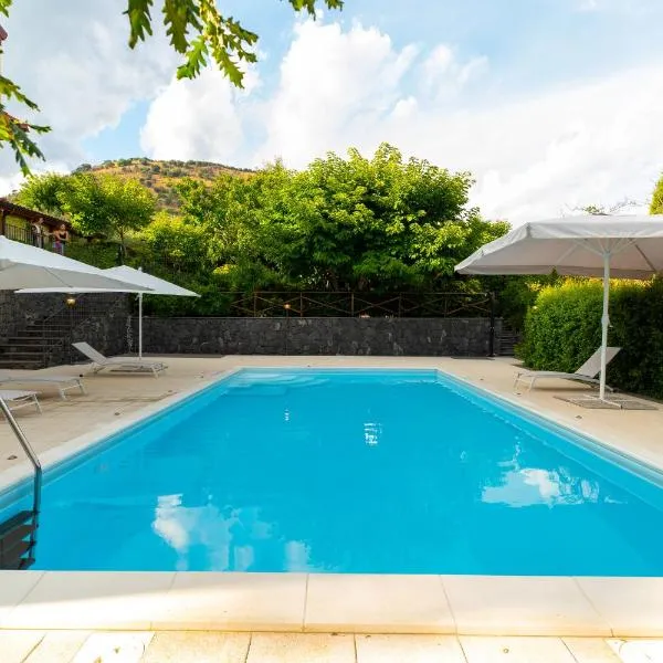 Villa Sara sull'etna con Piscina: Viagrande'de bir otel