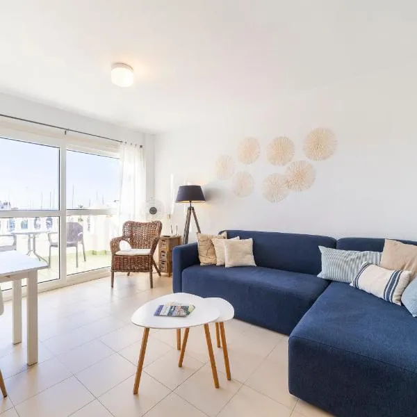 Just at the heart of the village, hotel a Almerimar