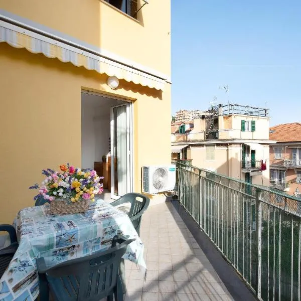 Trilocale Mazzini con 2 balconi, hotel in Varazze
