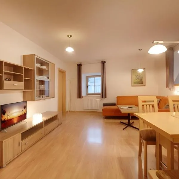 Rafaser - Apartment Albina: Feldthurns şehrinde bir otel