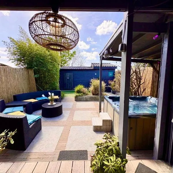 1001 Nights Luxury Spa Oasis with jacuzzi sauna and garden near Amsterdam, hotelli kohteessa Vijfhuizen