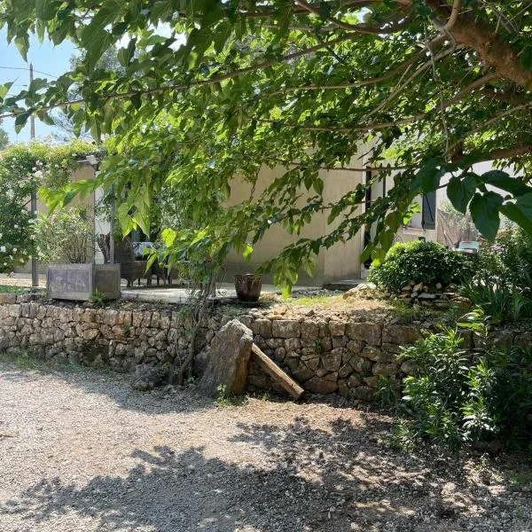 villa au calme 75 m2, hótel í Carcès