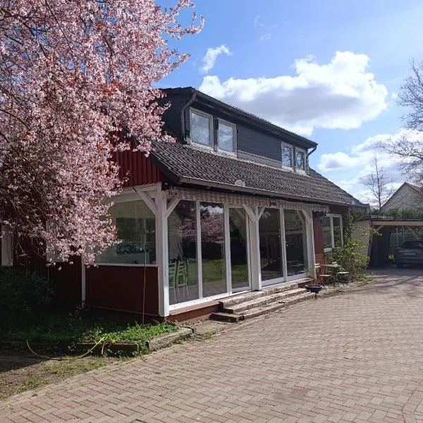 Helles Ferienhaus mit Kamin & idyllischen Garten、Lindwedelのホテル